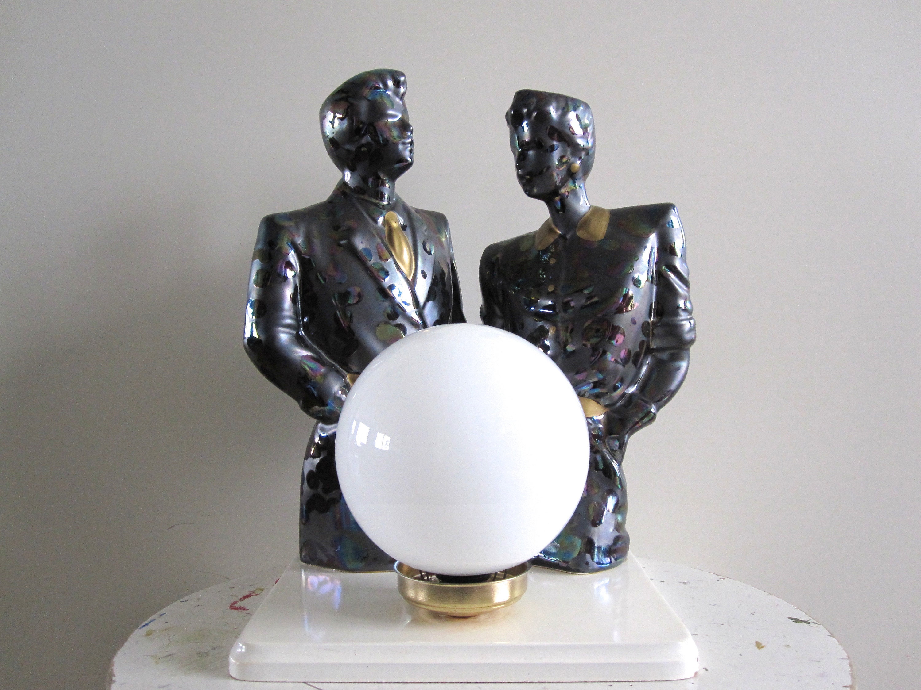 Lampe Couple en Céramique et Globe Opaline Des Années 60