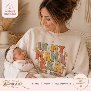 以下が含まれることがあります： レトロスタイルの文字で「IN MY MAMA ERA EST. 2026」と書かれたクリーム色のスウェットシャツ。デザインにはカラフルな文字とデイジーのアクセントが含まれています。画像には「INSTANT DOWNLOAD」と「COMMERCIAL USE INCLUDED」の文字も含まれています。