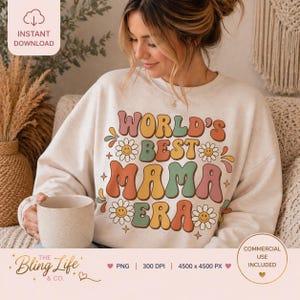 以下が含まれることがあります： レトロなスタイルの文字で「WORLD'S BEST MAMA ERA」と書かれたクリーム色のスウェットシャツ。デザインには、ピンク、オレンジ、グリーン、イエローの色合いのデイジーと星が含まれています。画像には「INSTANT DOWNLOAD」と「COMMERCIAL USE INCLUDED」の文字も含まれています。