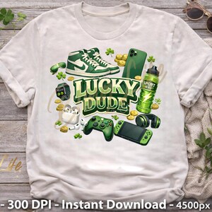 Pode incluir: Camiseta branca com um design gráfico com tênis verdes, um telefone, uma garrafa de água, fones de ouvido, um smartwatch, um controle de jogo e o texto "LUCKY DUDE". O design inclui trevos e moedas de ouro.