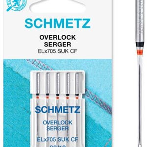 Puede incluir: Un paquete de cinco agujas de coser plateadas para una máquina de coser overlock. Las agujas están etiquetadas con "SCHMETZ OVERLOCK SERGER ELx705 SUK CF 80/12".