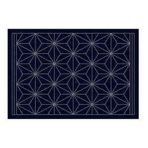 Könnte beinhalten: Ein marineblauer Teppich mit einem weißen geometrischen Muster aus Sternen. Das Muster besteht aus kleinen Dreiecken, die eine sich wiederholende Sternform bilden.