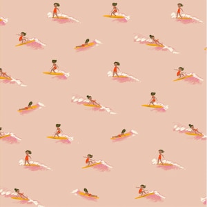 Windham Fabrics, Malibú, Tiny Surfers en Peach, por Heather Ross, por media yarda