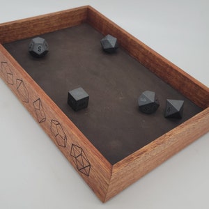 Vassoio per dadi in legno di mogano inciso con dadi