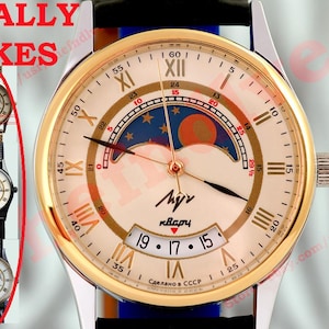 Op de afbeelding: Een goudkleurig polshorloge met een crèmekleurige wijzerplaat, Romeinse cijfers en een maanfase-indicator. Het horloge heeft een zwarte leren band en een gouden bezel. De afbeelding toont ook drie andere horloges met een vergelijkbaar ontwerp.