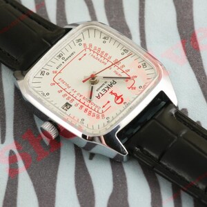 Puede incluir: Un reloj de pulsera plateado vintage con una esfera cuadrada y una correa de cuero negro. La esfera del reloj es blanca con marcas rojas y la palabra "Paketa". El reloj est&aacute; sobre un fondo estampado.