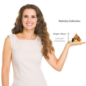 Puede incluir: Un peque&ntilde;o conjunto de figuras de la natividad en forma de pir&aacute;mide. El conjunto de figuras est&aacute; hecho de madera pintada y presenta un esquema de colores marr&oacute;n y dorado. El conjunto mide de 6 a 9 cm de alto y forma parte de una colecci&oacute;n de la natividad.
