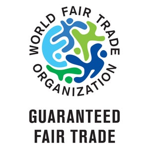 Puede incluir: Un logotipo circular con el texto "WORLD FAIR TRADE ORGANIZATION" en letras negras alrededor de una imagen estilizada de tres personas que se dan la mano en azul, verde y azul claro. El texto "GUARANTEED FAIR TRADE" est&aacute; debajo del logotipo.
