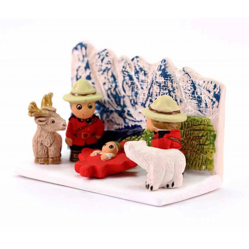 Puede incluir: Una escena de la natividad navide&ntilde;a canadiense con un beb&eacute; Jes&uacute;s en una hoja de arce roja, un oso polar, un alce y dos figuras vestidas como guardabosques canadienses.