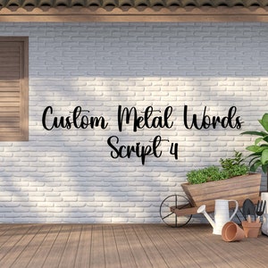 Op de afbeelding: Custom Metal Words Script 4, een metalen bord met een cursief schrift, is bevestigd aan een witte bakstenen muur. Het bord hangt boven een houten dek met een raam en potplanten.