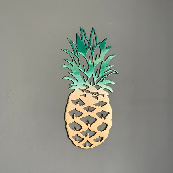Ananas Metallwandkunst, pulverbeschichtet | Indoor Outdoor Home Decor | Küche Dekor | Tropischer Strand hängend | Türhänger aus Holz