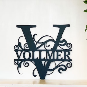 Arte de pared personalizado con monograma de metal clásico con inicial y apellido