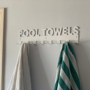 Porte-serviettes de piscine avec crochets, revêtement en poudre avec vis assorties | Décoration de pool house | Cadeau de pendaison de crémaillère | Porte-serviettes | Décoration extérieure