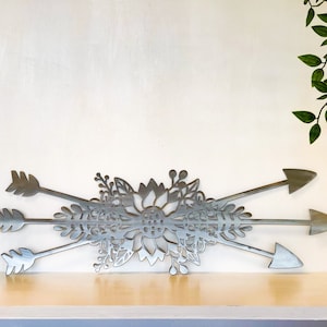 Decoración de ramo de flechas con flores y recubrimiento en polvo
