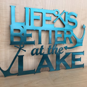 Life is Better at the Lake Metall Wandbild: Türkisfarbener Anker Lakehouse Decor