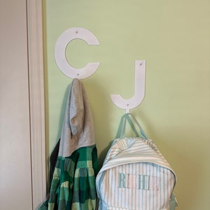 Gancho metálico con letras del alfabeto (1 gancho, incluye herrajes de montaje), toallero duradero, ganchos para correa de bolso, decoración para interiores y exteriores.