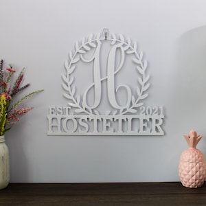Arte de pared con monograma personalizado y nombre familiar con fecha EST / Corona para puerta de entrada / Letrero metálico para exteriores / Regalo de aniversario / Monograma de boda