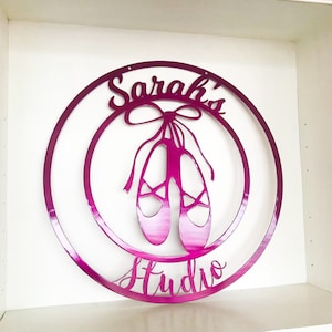 Arte de pared de metal con zapatillas de ballet personalizadas y texto personalizado