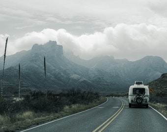 RV en direction du parc national de Big Bend - impression photo d'art pour décoration de maison et de bureau - tailles 10 x 8, 14 x 11 et 20 x 16