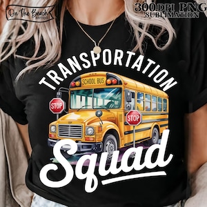Puede incluir: Camiseta negra con un gráfico de autobús escolar amarillo. Las palabras "TRANSPORTATION" y "Squad" están en blanco. El autobús tiene el texto "SCHOOL BUS" y dos señales de "STOP". La imagen también incluye el texto "300 DPI PNG SUBMLIMATION".