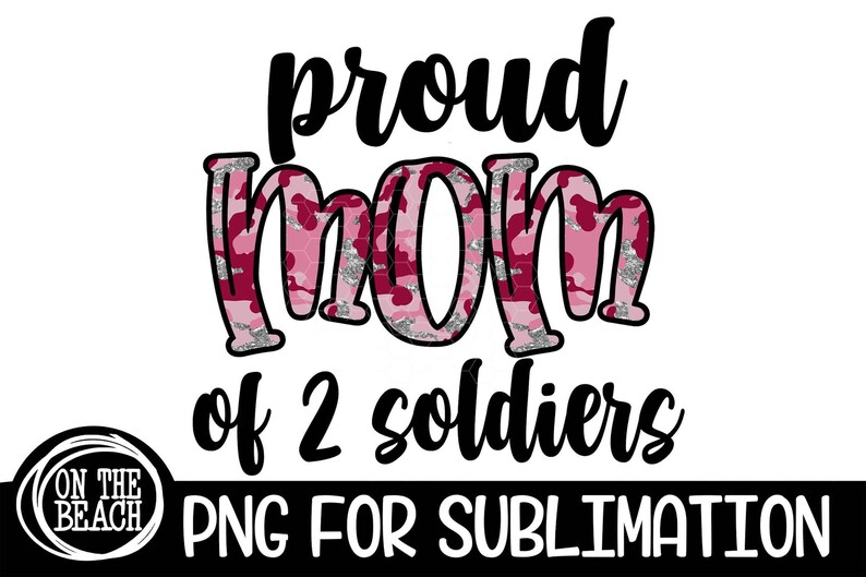 Pu&ograve; includere: Un design di sublimazione con il testo "Proud Mom of 2 Soldiers" in nero, la parola "Mom" in mimetico rosa con accenti di glitter argentati. Il design include anche un piccolo logo in basso a sinistra che dice "On The Beach".