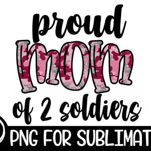 Pu&ograve; includere: Un design di sublimazione con il testo "Proud Mom of 2 Soldiers" in nero, la parola "Mom" in mimetico rosa con accenti di glitter argentati. Il design include anche un piccolo logo in basso a sinistra che dice "On The Beach".