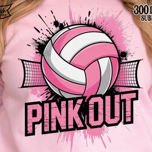 Op de afbeelding: Roze sweatshirt met een volleybalontwerp. Het ontwerp toont een roze en wit gestreepte volleybal tegen een roze spetterachtergrond. De woorden "PINK OUT" staan in roze, vette letters. De tekst "300 DPI PNG SUBMLIMATION" is ook zichtbaar.