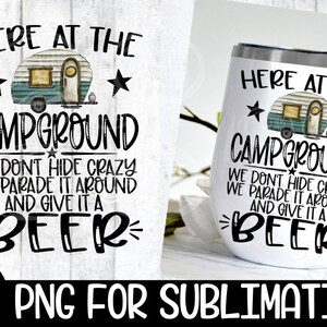 Aquí en el camping, Hide Crazy, dale una cerveza, Camping Png, Cerveza de camping, Camper vintage, Sublimación de camping, Campamento de sublimación