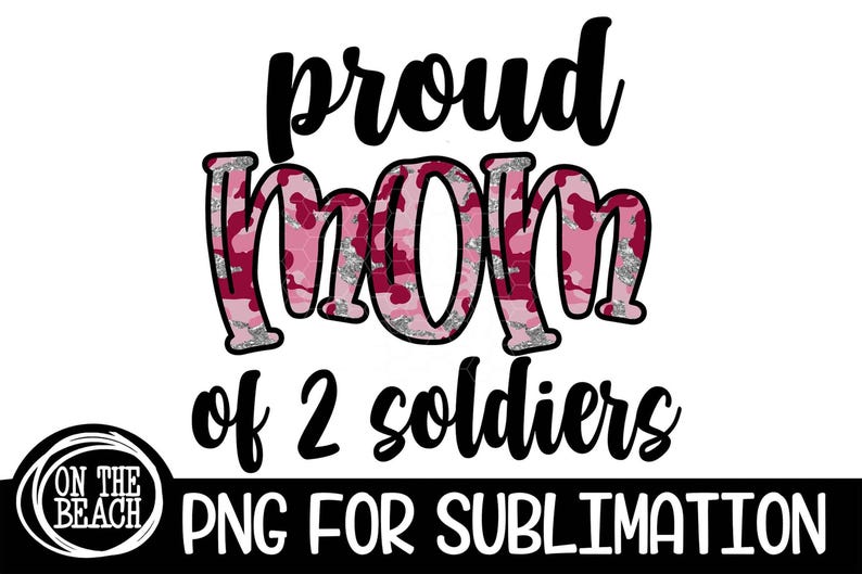 Pu&ograve; includere: Un design di sublimazione con il testo "Proud Mom of 2 Soldiers" in nero, la parola "Mom" in mimetico rosa con accenti di glitter argentati. Il design include anche un piccolo logo in basso a sinistra che dice "On The Beach".