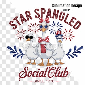 Puede incluir: Tres gansos de dibujos animados con gafas de sol y accesorios patrióticos, con fuegos artificiales rojo, blanco y azul en el fondo. El texto "Star Spangled Social Club - Since 1776" está debajo de los gansos.