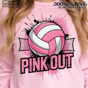 Op de afbeelding: Zachtroze sweatshirt met een volleybalontwerp in roze, wit en zwart. De woorden "PINK OUT" staan in zwarte letters onder de volleybal. Het sweatshirt heeft bovenaan de tekst "300 DPI PNG SUBIMATION".