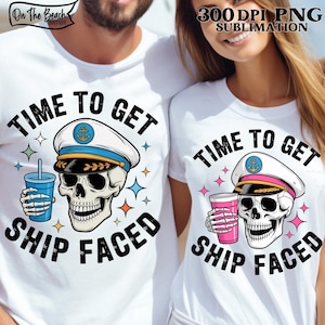 Op de afbeelding: Witte T-shirts met een schedel met een kapiteinshoed en een drankje. De tekst "TIME TO GET SHIP FACED" staat op de shirts. De afbeelding bevat ook de tekst "300 DPI PNG SUBLIMATION".
