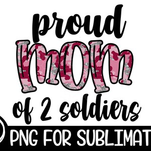 Pu&ograve; includere: Un design di sublimazione con il testo "proud mom of 2 soldiers" in nero, la parola "mom" in mimetico rosa con accenti di glitter argentati. Il testo "PNG FOR SUBLIMATION" &egrave; incluso anche in nero.