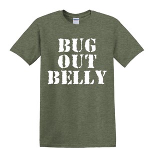 Pode incluir: Uma camiseta verde com o texto "BUG OUT BELLY" impresso em branco.
