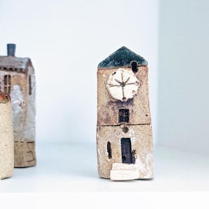 Miniatyrhus i keramik – stugor, nyckfull heminredning, älvträdgårdsdekor, keramikhus, present till morföräldrar