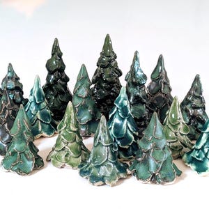 Árbol de Navidad en miniatura: árboles de cerámica hechos a mano, decoración navideña natural, pueblo navideño