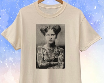 Camiseta unisex con fotografía vintage de mujer tatuada