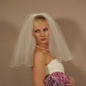 Voile de mariée longueur épaule : style bouffant classique avec bordure crayon