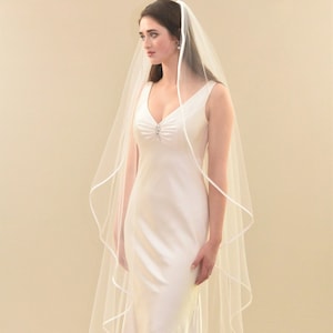 Velo de novia largo hasta el suelo con corte ángel: ribete de satén, peineta metálica