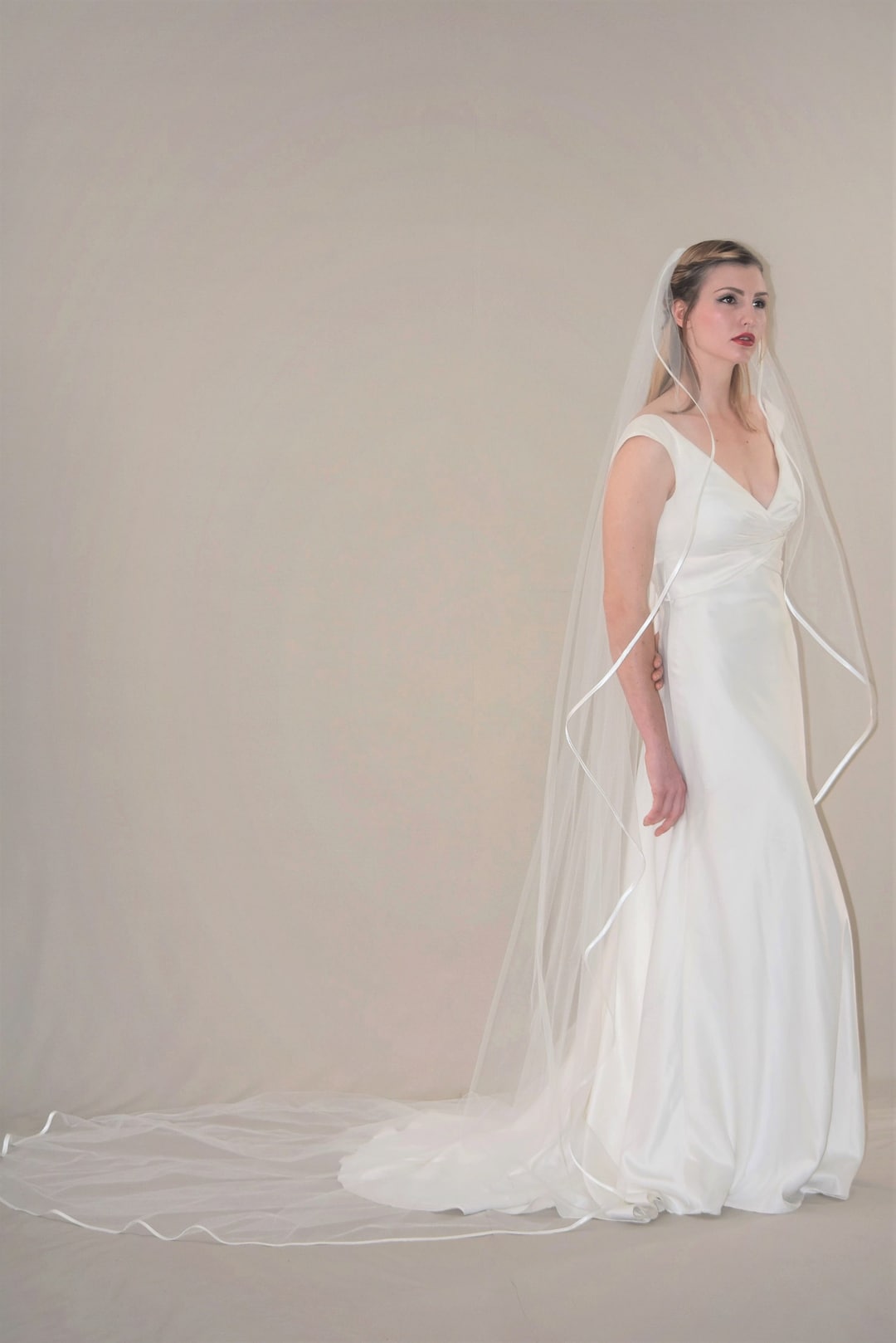 1T Layer Fingertip Length Wedding Veil with Satin Trim Edge –  BestWeddingVeil