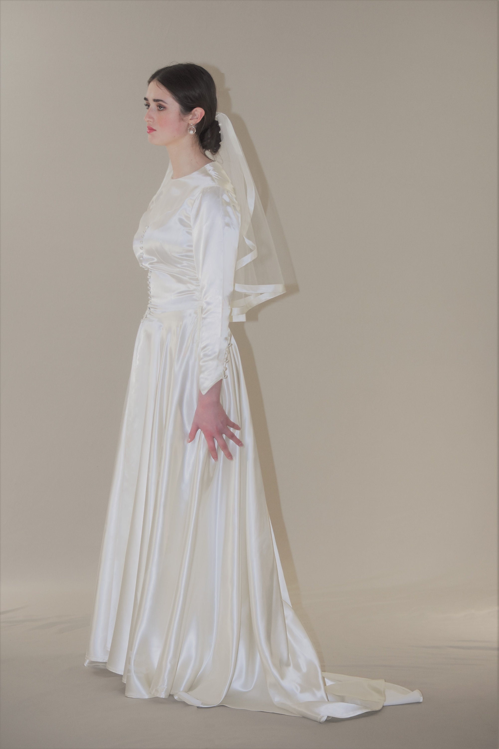 Vintage-inspired Short Wedding Veil with 1/4 Satin Edge