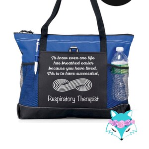 Puede incluir: Bolso de mano azul y negro con cierre de cremallera y bolsillo de malla. El bolso tiene un símbolo de infinito blanco y el texto "To know even one life has breathed easier because you have lived. This is to have succeeded." y "Respiratory Therapist".