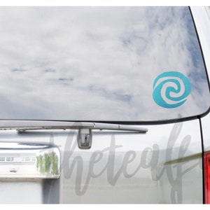 K&ouml;nnte beinhalten: Ein Autoaufkleber mit einem t&uuml;rkisfarbenen Wirbeldesign. Der Aufkleber ist ein beliebtes Symbol aus dem Disney-Film Vaiana.