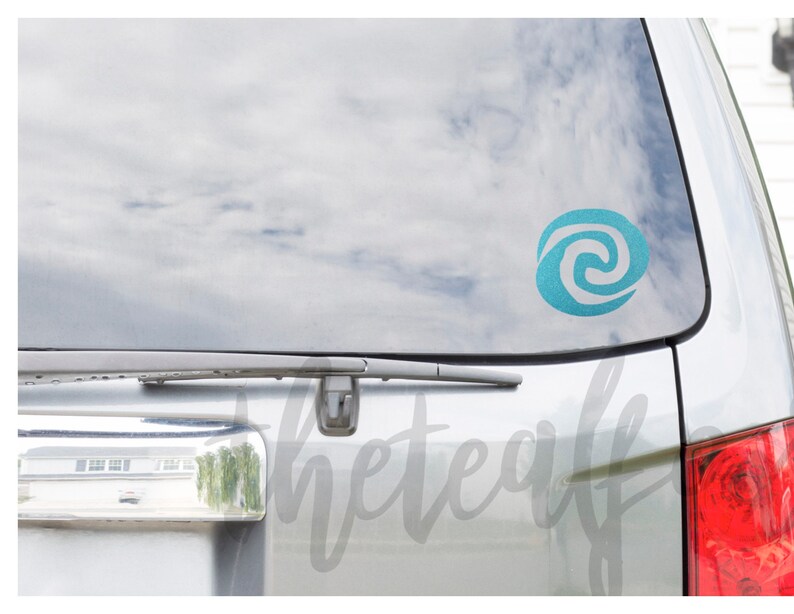 K&ouml;nnte beinhalten: Ein Autoaufkleber mit einem t&uuml;rkisfarbenen Wirbeldesign. Der Aufkleber ist ein beliebtes Symbol aus dem Disney-Film Vaiana.
