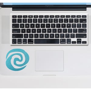 K&ouml;nnte beinhalten: Ein blaues und wei&szlig;es stilisiertes Wirbeldesign auf einem Laptop-Trackpad. Das Design erinnert an eine Spirale oder eine Muschel.