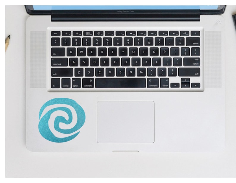 K&ouml;nnte beinhalten: Ein blaues und wei&szlig;es stilisiertes Wirbeldesign auf einem Laptop-Trackpad. Das Design erinnert an eine Spirale oder eine Muschel.