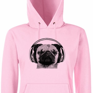 Puede incluir: Sudadera con capucha rosa con una imagen en blanco y negro de un carlino con auriculares.