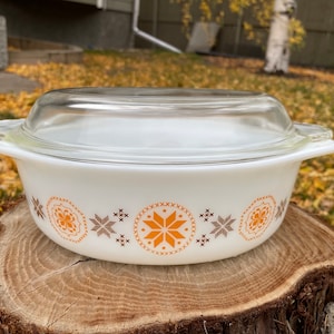 Naczynie do pieczenia owalne Pyrex Town and Country 8&quot;, 1-1/2 kwarty ze szklaną pokrywką | Vintage
