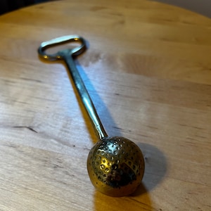 Abridor de garrafas de bola de golfe de latão | Barware de ouro antigo de meados do século, presente perfeito para golfista para ele, pai, marido, decoração de caverna de homem | Vintage