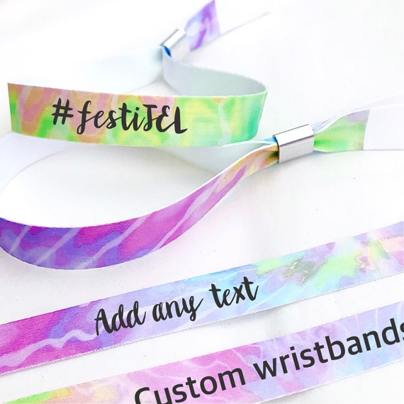 Pulsera de tela - ¿Tienes que organizar una boda? 🥳🎁 Las pulseras de tela  personalizadas son una opción perfecta para agasajar a los asistentes y  crear un recuerdo único y especial del